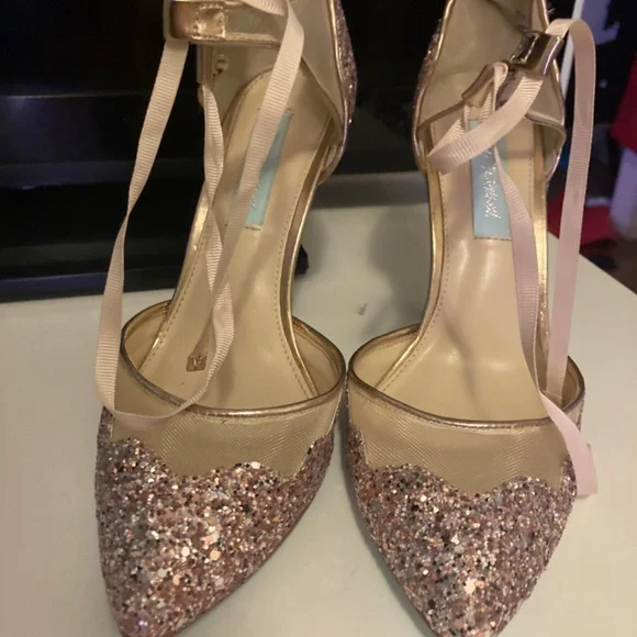 8.5 Almost new. Betsey Johnson Pump. Gold sparkle / baby blue bottoms - Picture 2 of 6